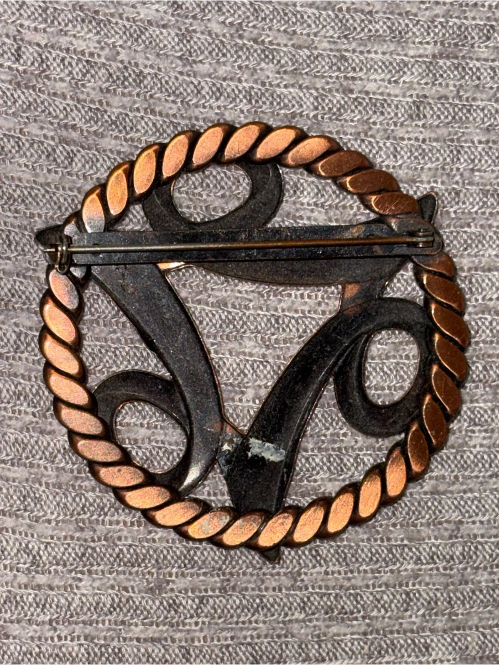 Vintage copper tone round brooch w a triangular abstract design